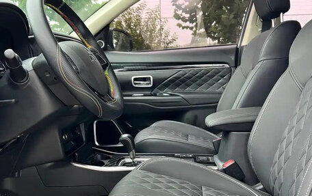 Mitsubishi Outlander III рестайлинг 3, 2022 год, 1 780 001 рублей, 7 фотография