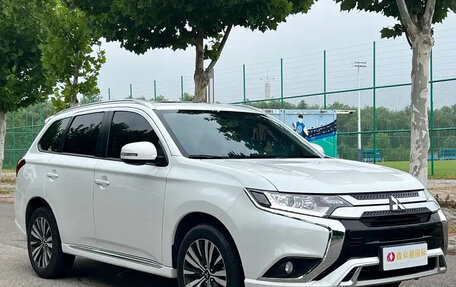 Mitsubishi Outlander III рестайлинг 3, 2022 год, 1 780 001 рублей, 3 фотография