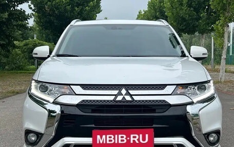 Mitsubishi Outlander III рестайлинг 3, 2022 год, 1 780 001 рублей, 2 фотография