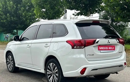 Mitsubishi Outlander III рестайлинг 3, 2022 год, 1 780 001 рублей, 6 фотография