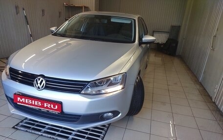 Volkswagen Jetta VI, 2011 год, 1 220 000 рублей, 2 фотография