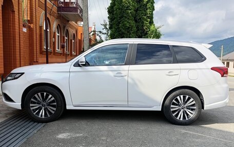 Mitsubishi Outlander III рестайлинг 3, 2022 год, 2 150 000 рублей, 3 фотография