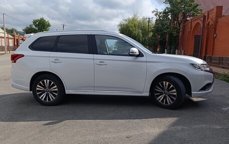 Mitsubishi Outlander III рестайлинг 3, 2022 год, 2 150 000 рублей, 2 фотография