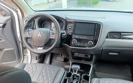 Mitsubishi Outlander III рестайлинг 3, 2022 год, 2 150 000 рублей, 10 фотография