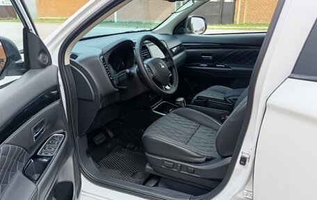 Mitsubishi Outlander III рестайлинг 3, 2022 год, 2 150 000 рублей, 9 фотография