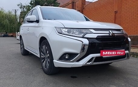 Mitsubishi Outlander III рестайлинг 3, 2022 год, 2 150 000 рублей, 5 фотография