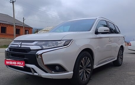 Mitsubishi Outlander III рестайлинг 3, 2022 год, 2 150 000 рублей, 4 фотография