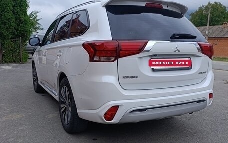Mitsubishi Outlander III рестайлинг 3, 2022 год, 2 150 000 рублей, 6 фотография