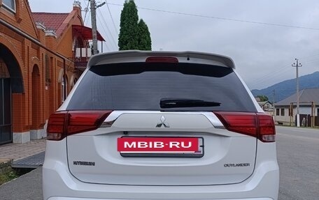 Mitsubishi Outlander III рестайлинг 3, 2022 год, 2 150 000 рублей, 8 фотография