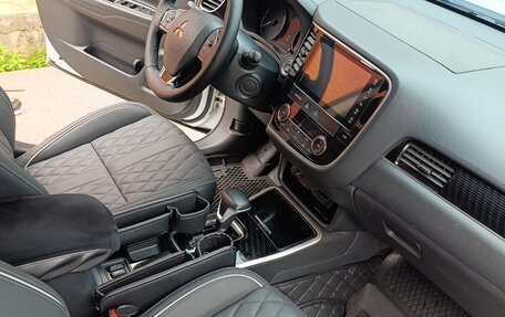 Mitsubishi Outlander III рестайлинг 3, 2022 год, 2 150 000 рублей, 11 фотография