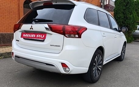 Mitsubishi Outlander III рестайлинг 3, 2022 год, 2 150 000 рублей, 7 фотография