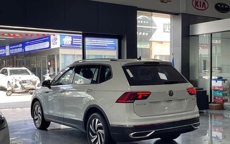 Volkswagen Tiguan II, 2022 год, 1 980 000 рублей, 4 фотография