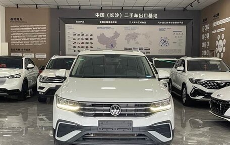 Volkswagen Tiguan II, 2022 год, 1 980 000 рублей, 2 фотография