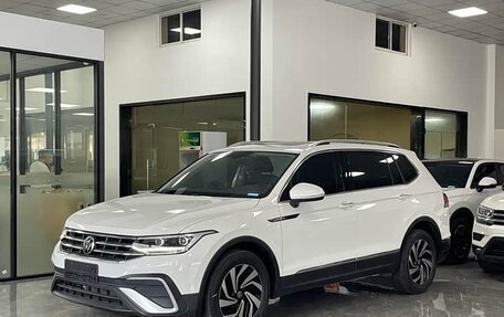 Volkswagen Tiguan II, 2022 год, 1 980 000 рублей, 3 фотография