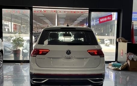 Volkswagen Tiguan II, 2022 год, 1 980 000 рублей, 5 фотография
