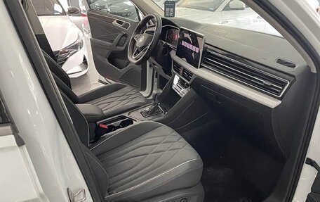 Volkswagen Tiguan II, 2022 год, 1 980 000 рублей, 10 фотография