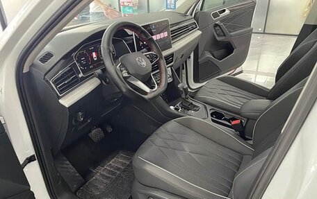 Volkswagen Tiguan II, 2022 год, 1 980 000 рублей, 7 фотография