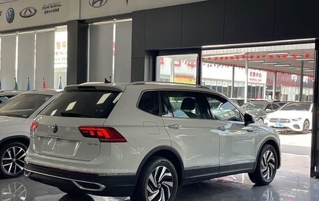 Volkswagen Tiguan II, 2022 год, 1 980 000 рублей, 6 фотография