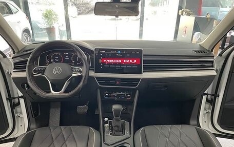 Volkswagen Tiguan II, 2022 год, 1 980 000 рублей, 9 фотография
