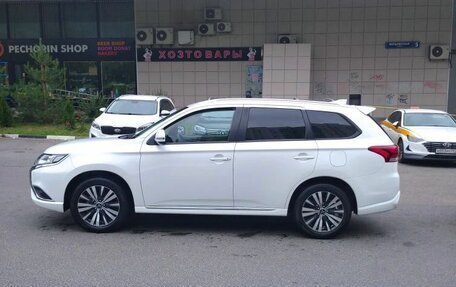 Mitsubishi Outlander III рестайлинг 3, 2022 год, 2 850 000 рублей, 4 фотография