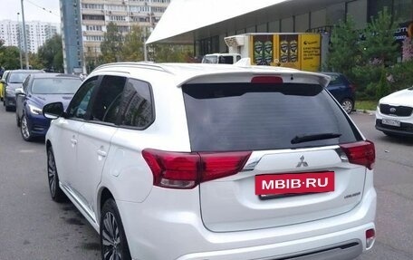 Mitsubishi Outlander III рестайлинг 3, 2022 год, 2 850 000 рублей, 3 фотография