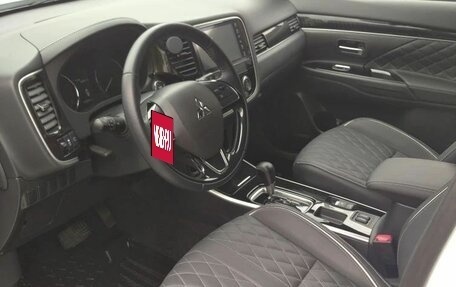 Mitsubishi Outlander III рестайлинг 3, 2022 год, 2 850 000 рублей, 5 фотография