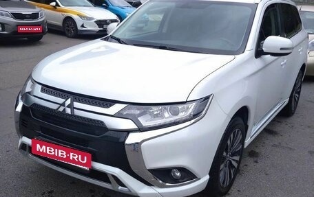 Mitsubishi Outlander III рестайлинг 3, 2022 год, 2 850 000 рублей, 2 фотография