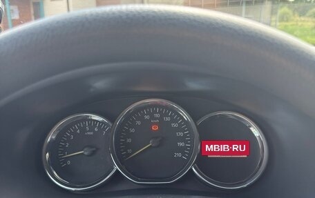 Renault Logan II, 2015 год, 645 000 рублей, 10 фотография