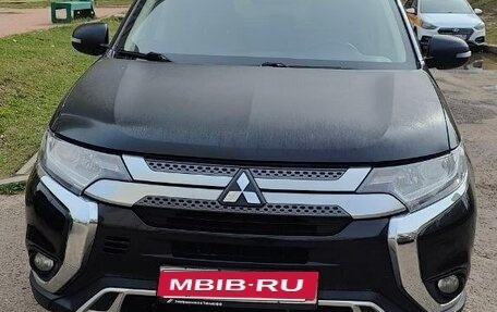Mitsubishi Outlander III рестайлинг 3, 2019 год, 1 850 000 рублей, 1 фотография
