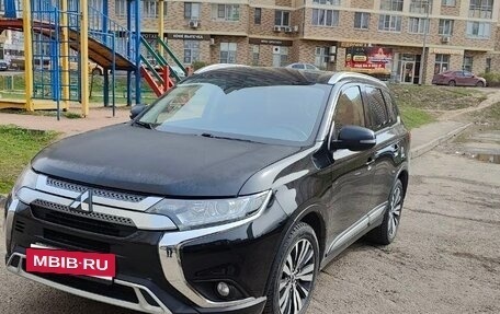Mitsubishi Outlander III рестайлинг 3, 2019 год, 1 850 000 рублей, 3 фотография