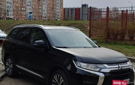 Mitsubishi Outlander III рестайлинг 3, 2019 год, 1 850 000 рублей, 6 фотография