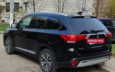 Mitsubishi Outlander III рестайлинг 3, 2019 год, 1 850 000 рублей, 7 фотография