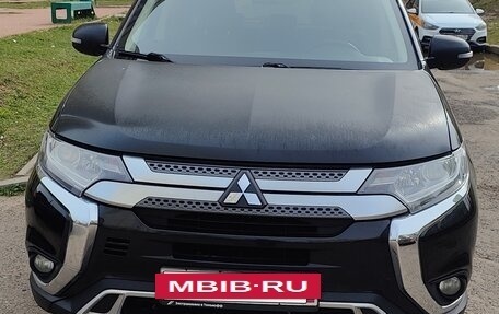 Mitsubishi Outlander III рестайлинг 3, 2019 год, 1 850 000 рублей, 9 фотография