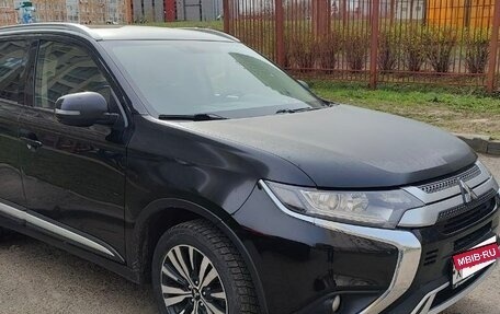 Mitsubishi Outlander III рестайлинг 3, 2019 год, 1 850 000 рублей, 8 фотография