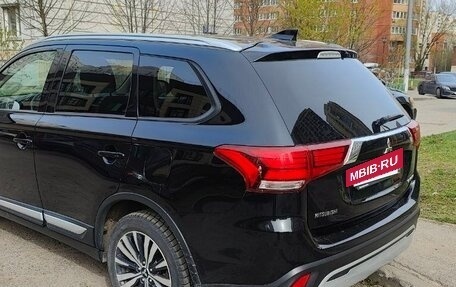 Mitsubishi Outlander III рестайлинг 3, 2019 год, 1 850 000 рублей, 4 фотография