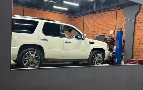 Cadillac Escalade III, 2010 год, 1 550 000 рублей, 16 фотография