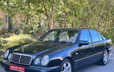 Mercedes-Benz E-Класс, 1997 год, 575 000 рублей, 1 фотография