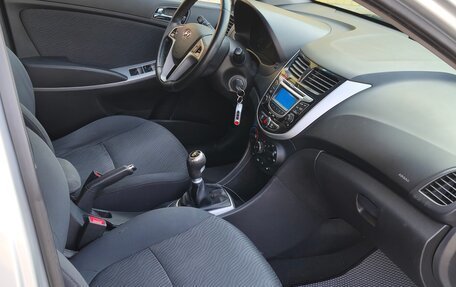 Hyundai Solaris II рестайлинг, 2011 год, 700 000 рублей, 6 фотография