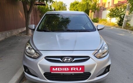 Hyundai Solaris II рестайлинг, 2011 год, 700 000 рублей, 2 фотография