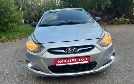 Hyundai Solaris II рестайлинг, 2011 год, 730 000 рублей, 2 фотография