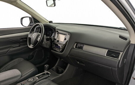 Mitsubishi Outlander III рестайлинг 3, 2014 год, 2 400 000 рублей, 11 фотография