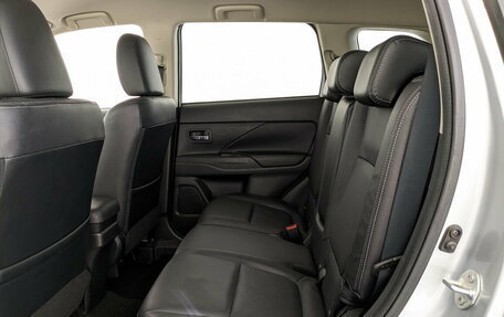 Mitsubishi Outlander III рестайлинг 3, 2014 год, 2 400 000 рублей, 12 фотография