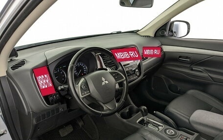 Mitsubishi Outlander III рестайлинг 3, 2014 год, 2 400 000 рублей, 16 фотография