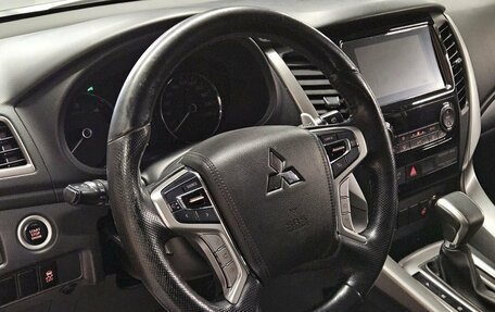 Mitsubishi Pajero Sport III рестайлинг, 2017 год, 2 730 000 рублей, 15 фотография