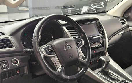 Mitsubishi Pajero Sport III рестайлинг, 2017 год, 2 730 000 рублей, 14 фотография