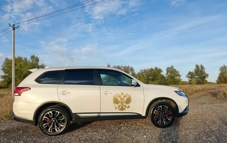 Mitsubishi Outlander III рестайлинг 3, 2019 год, 2 000 000 рублей, 2 фотография