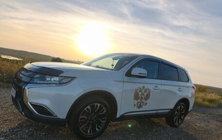 Mitsubishi Outlander III рестайлинг 3, 2019 год, 2 000 000 рублей, 6 фотография