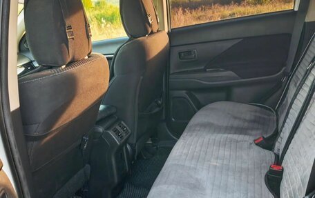 Mitsubishi Outlander III рестайлинг 3, 2019 год, 2 000 000 рублей, 14 фотография