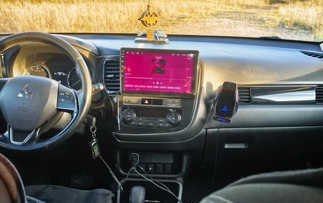 Mitsubishi Outlander III рестайлинг 3, 2019 год, 2 000 000 рублей, 16 фотография