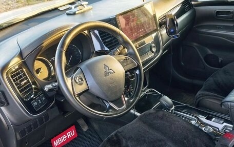 Mitsubishi Outlander III рестайлинг 3, 2019 год, 2 000 000 рублей, 13 фотография